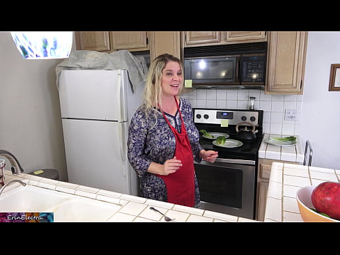 ❤️ Styfmom melkt him yn 'e keuken foar syn date ️❌ Homemade porno op fy.xxxdl.ru ❌